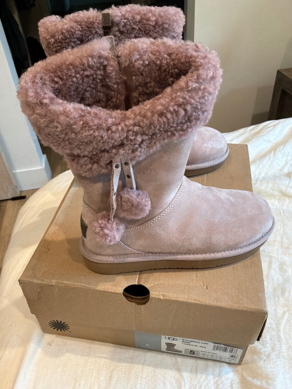NIB Girls Ugg Boots in dusty pink, Size 5